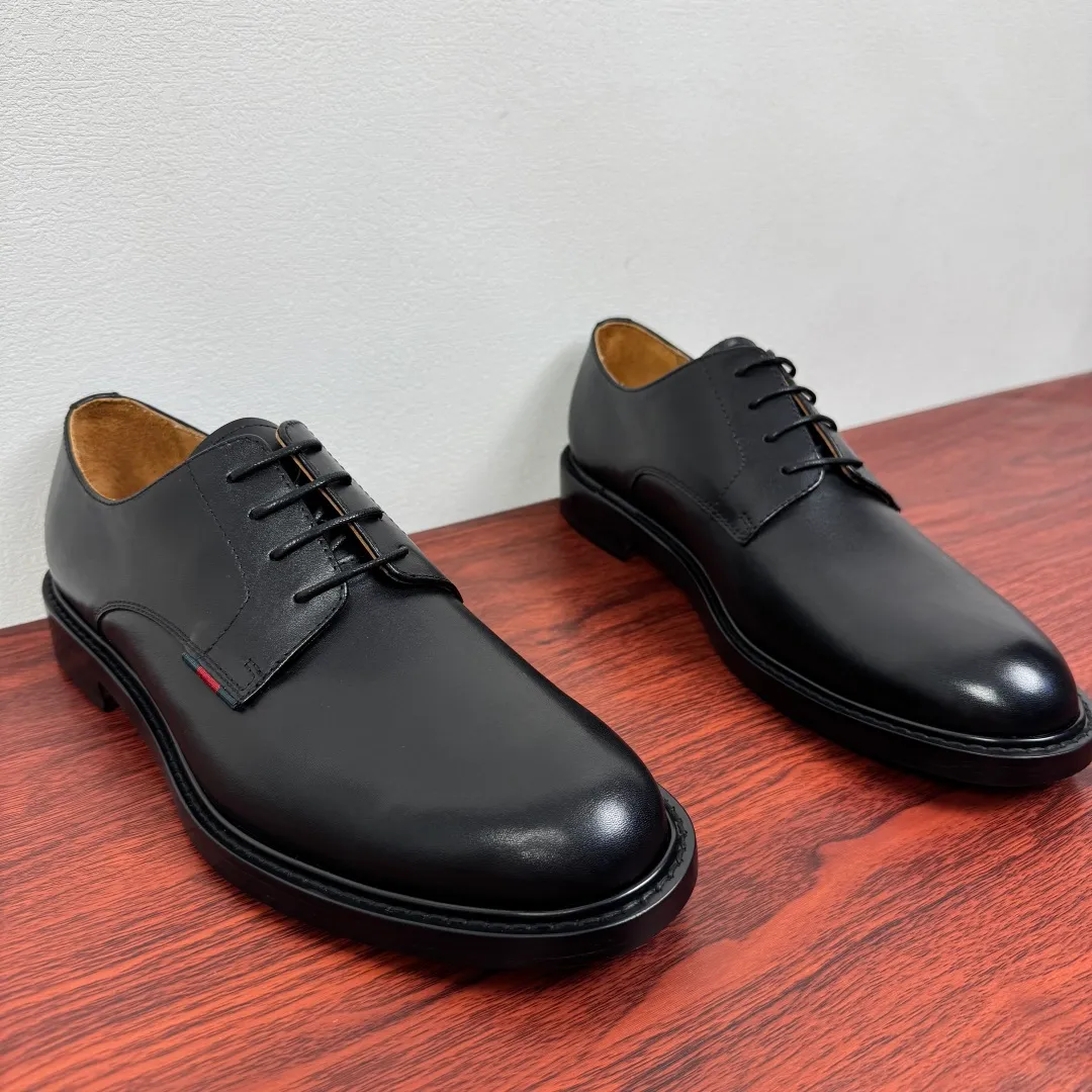 Batch 980 Gucci/Gucci new autumn men's lace-up derby shoes! Crafted from smooth, glossy cow leather, these lace-up shoes have an elegant and sophisticated silhouette that reflects the brand's classic elegance. European style last type Precisely cut upper from a whole piece of leather High-quality leather material with full texture Excellent gloss Excellent toughness, classic red and green webbing decoration Layered splicing design style, loose sneakers Native dyed calfskin lining Uniform and fine perforations, soft and comfortable Thickened leather outsole, composite rubber sole at the heel, excellent foot comfort, wear-resistant and non-slip, the first choice for light luxury, versatile for the foot, comes with a full set of packaging! Size: 39-40-41-42-43-44 leather shoe size (can be customized to 38.45.46) Item number: 812142 Cowhide
